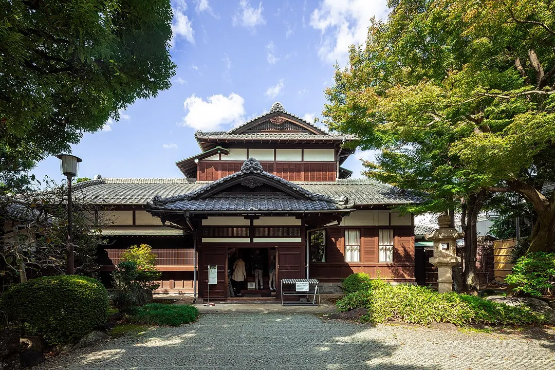 旧朝倉家住宅の玄関側から見た木造2階建ての外観