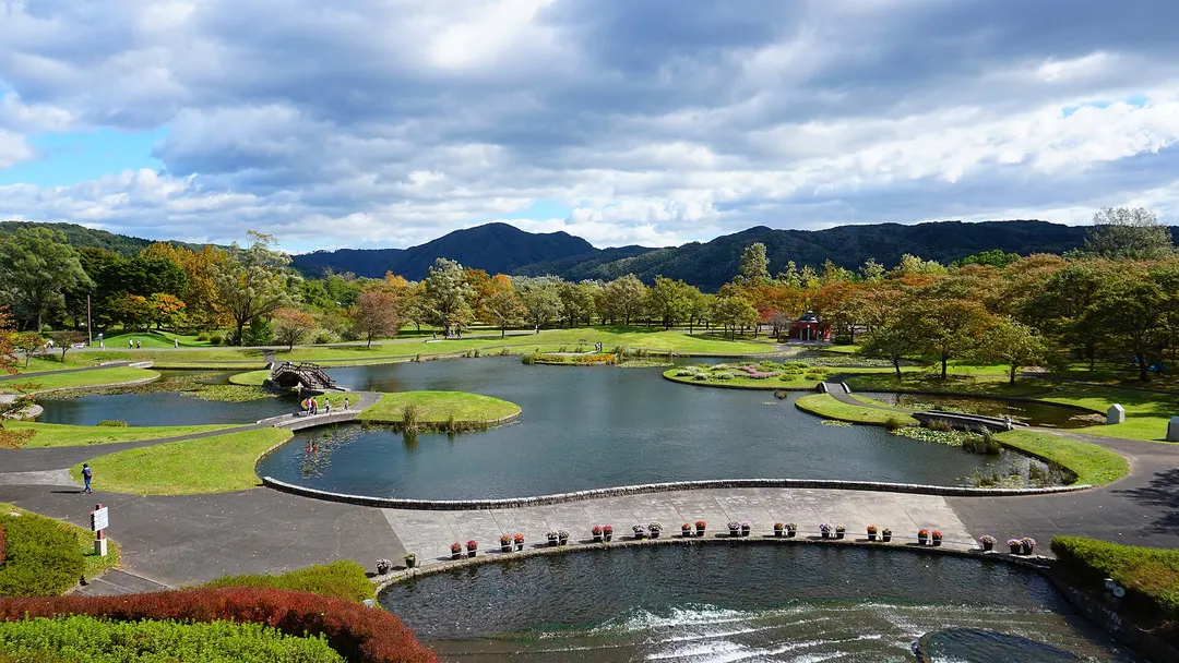 国営みちのく杜の湖畔公園の実写写真。訪問前のイメージ確認用。