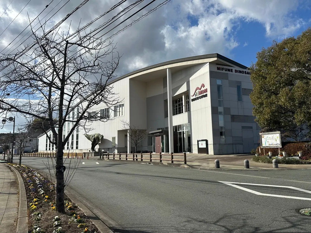 御船町恐竜博物館の建物と前庭を正面から見た実写写真