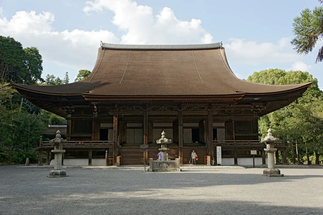 三井寺の国宝・金堂の外観の実写写真