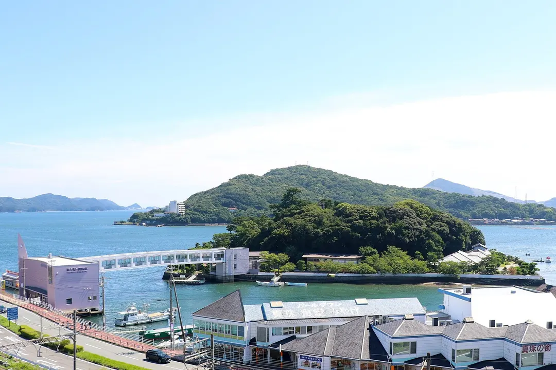 鳥羽城跡側から見たミキモト真珠島と連絡橋。2021年8月撮影