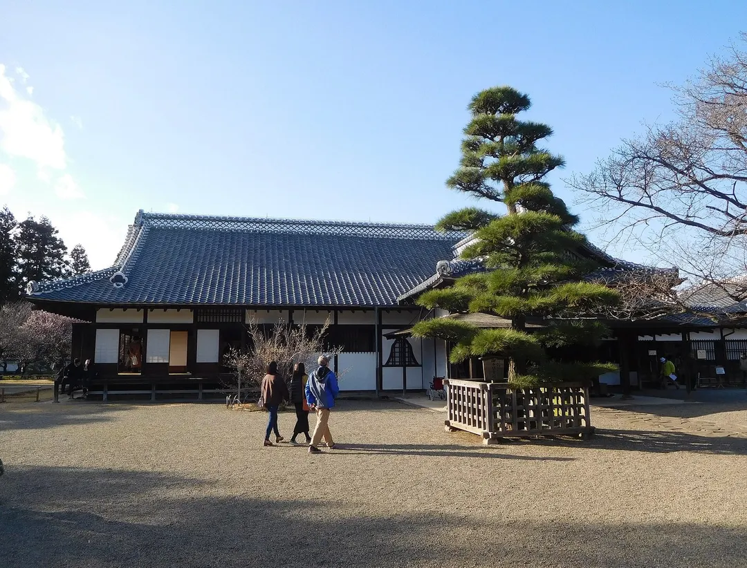 弘道館の木造建築と庭側の外観を見た実写写真