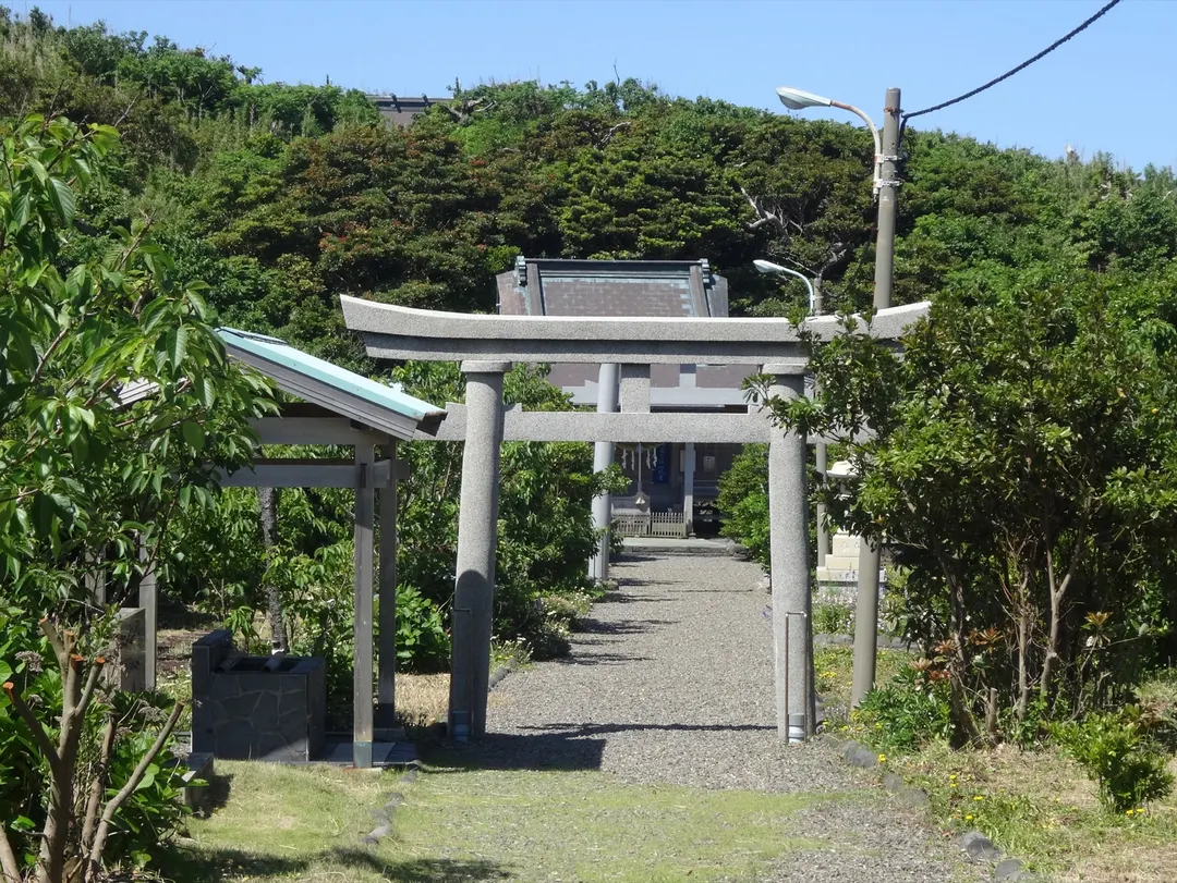 三宅島・富賀神社の鳥居と森に囲まれた参道を写した実写写真