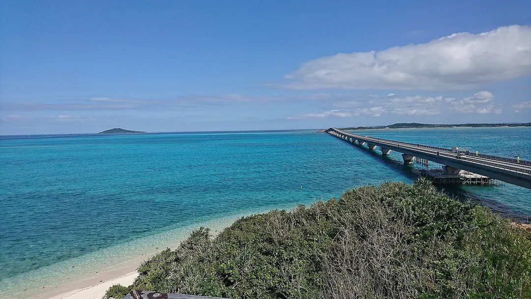 宮古島と池間島を結ぶ池間大橋の全景を海岸側から写した実写写真
