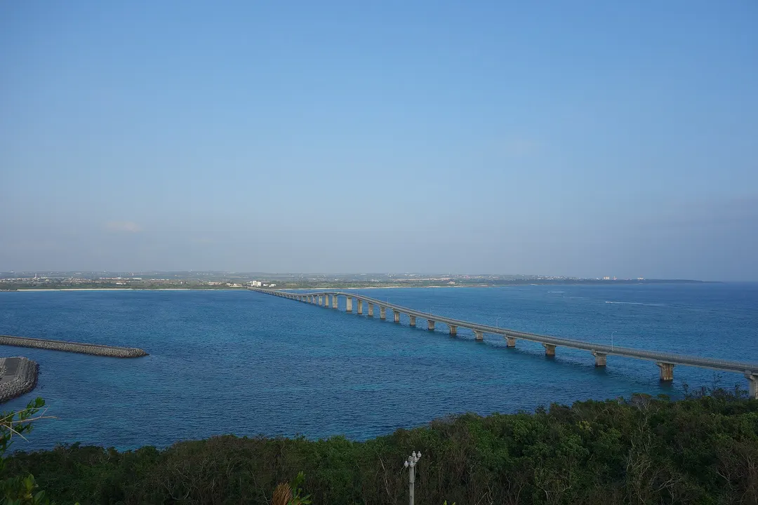 宮古島と来間島を結ぶ来間大橋と青い海を見渡した実写写真