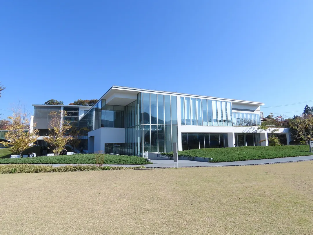 城山公園側から見た長野県立美術館本館の外観を写した実写写真