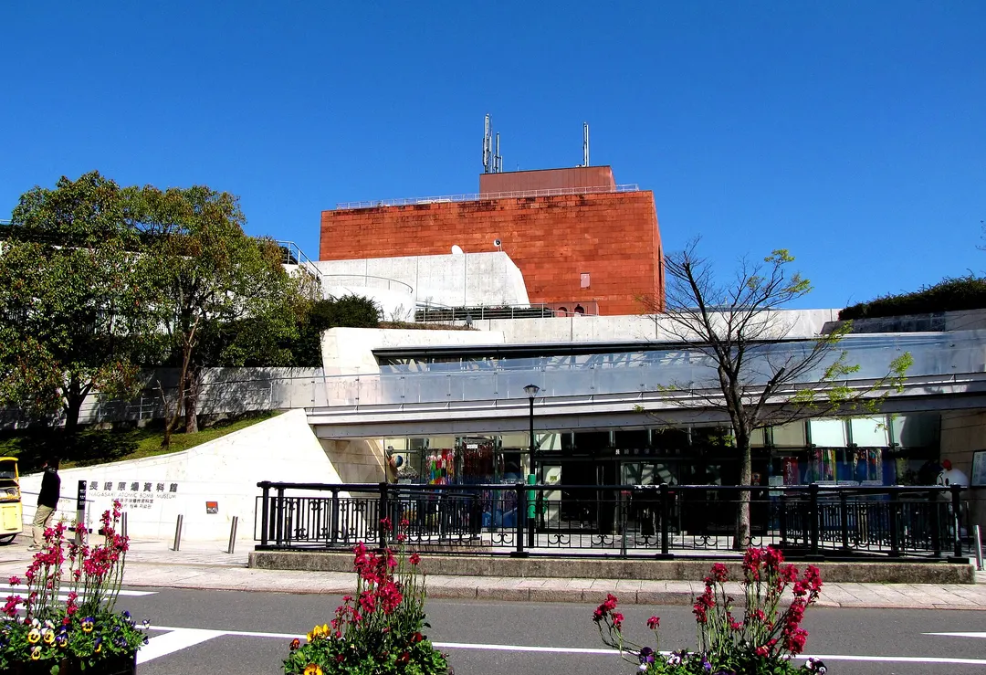 青空の下で長崎原爆資料館の正面外観を写した実写写真