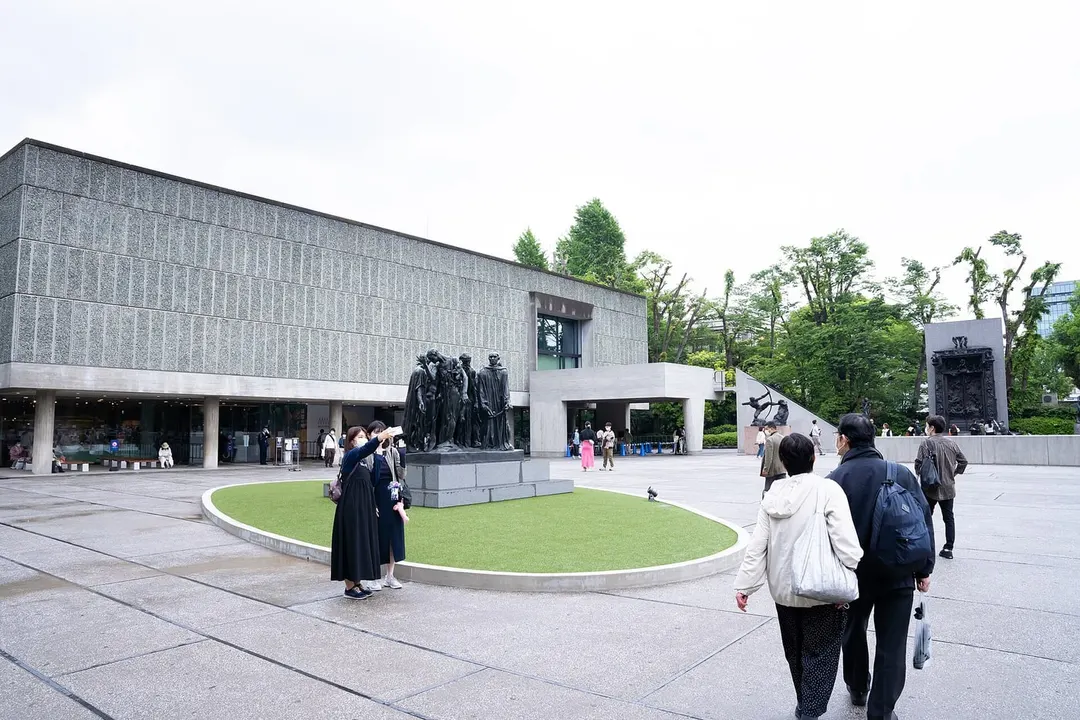 国立西洋美術館の本館と前庭(2023年5月撮影)