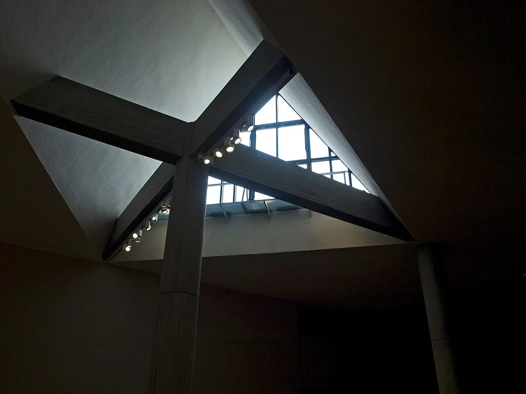 国立西洋美術館の本館内部と天窓(2018年4月撮影)