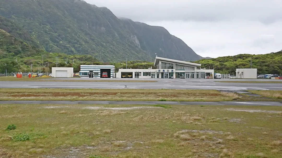 新島空港のターミナルと滑走路を写した2018年の実写写真