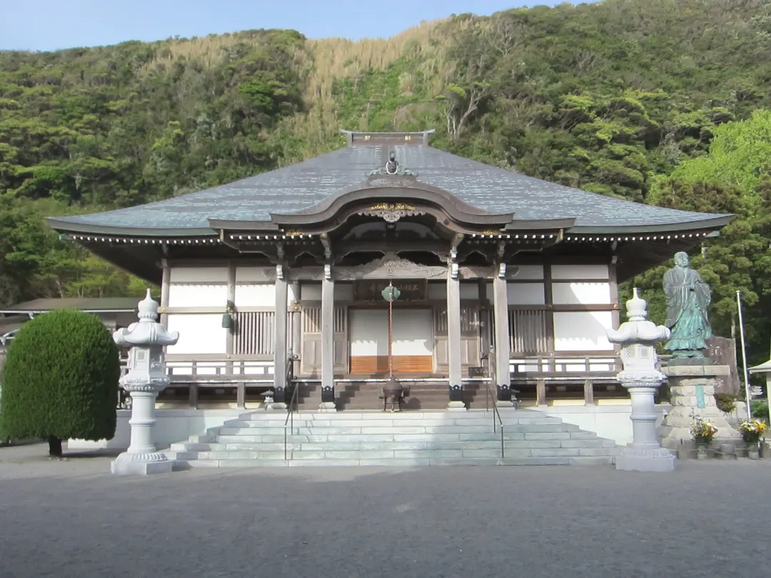新島・長栄寺の本堂と白砂の境内を写した実写写真