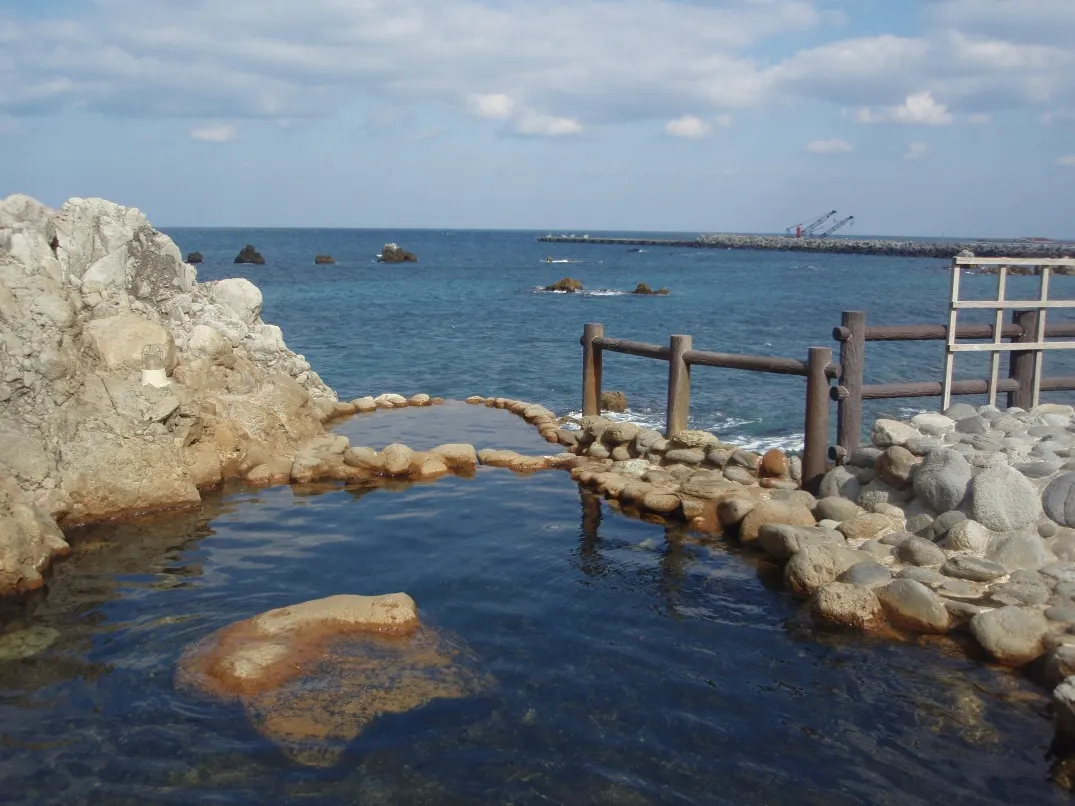 新島・湯の浜露天温泉の湯だまりと海を写した実写写真(2008年3月撮影)