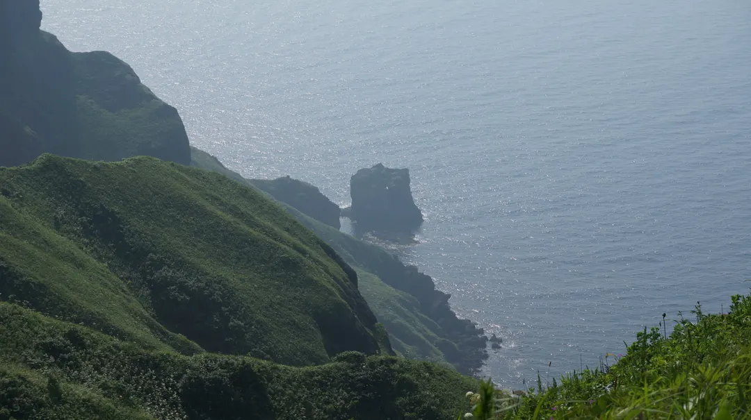 礼文島・桃台猫台展望台から猫岩と西海岸の断崖を見渡した実写写真