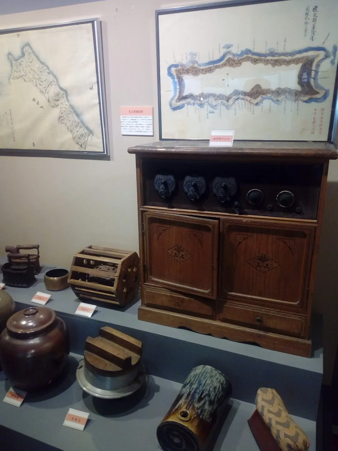 礼文町郷土資料館に展示された生活道具と礼文島の古地図を写した実写写真