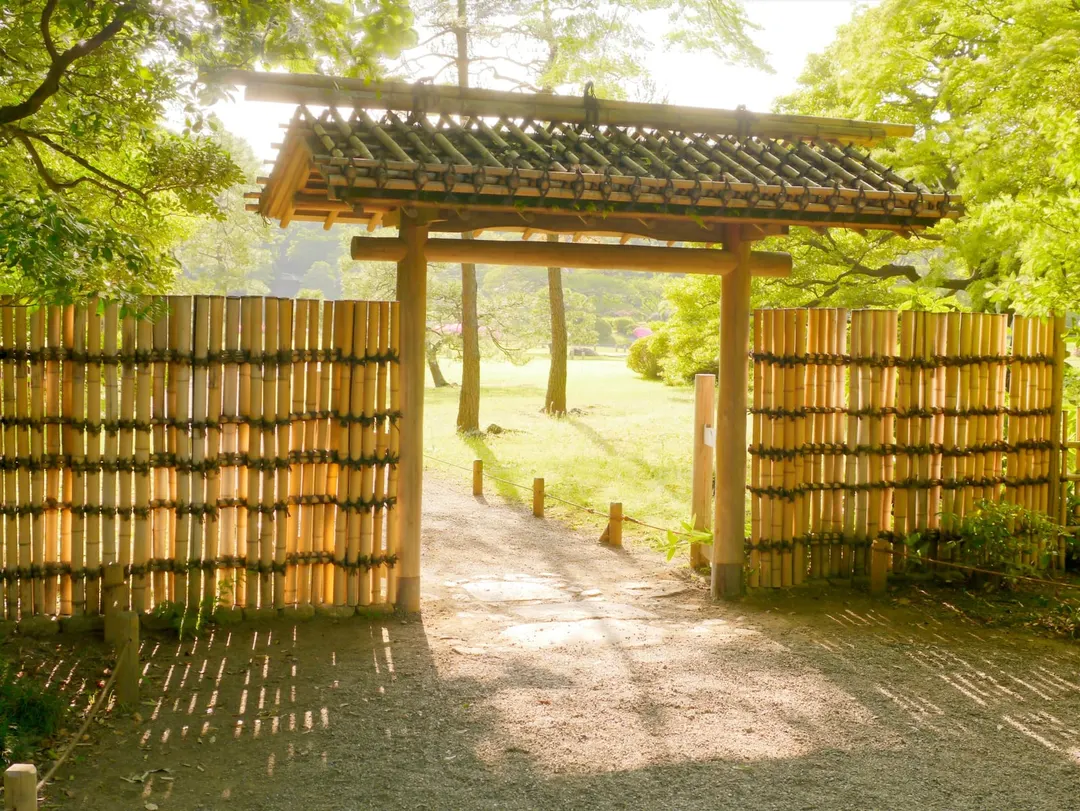 六義園の内庭大門と緑の庭