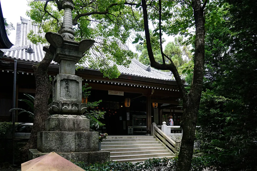 四国八十八ヶ所第1番札所・霊山寺の本堂と石灯籠を写した実写写真
