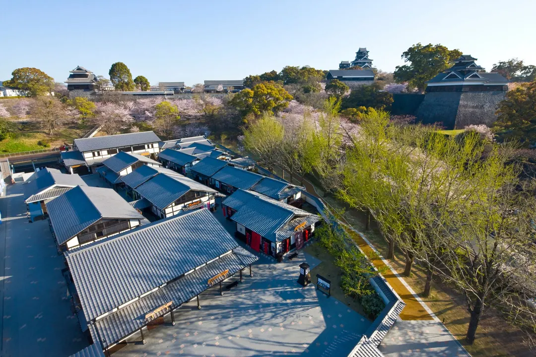 熊本城の麓にある桜の馬場 城彩苑の町屋風建物と通路を写した実写写真
