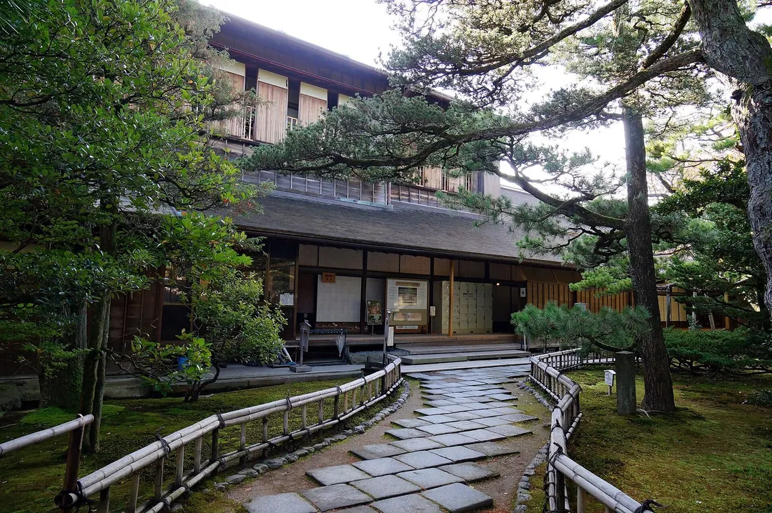 成巽閣の建物正面と入口へ続く道の実写写真