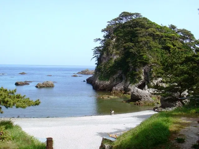 石白川海水浴場の白い砂浜と右手の岩を写した2011年の実写写真