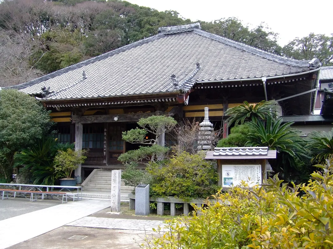 下田の了仙寺の本堂を望む実写写真