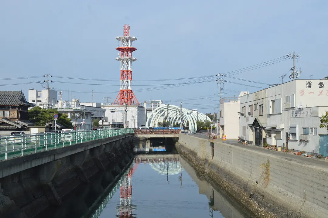小豆島本島と前島の間を流れる土渕海峡を永代橋付近から写した実写写真