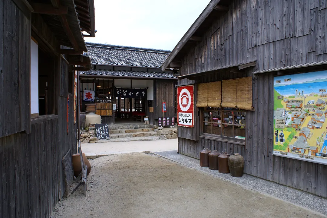 小豆島の二十四の瞳映画村にある木造校舎と村内景観を写した実写写真