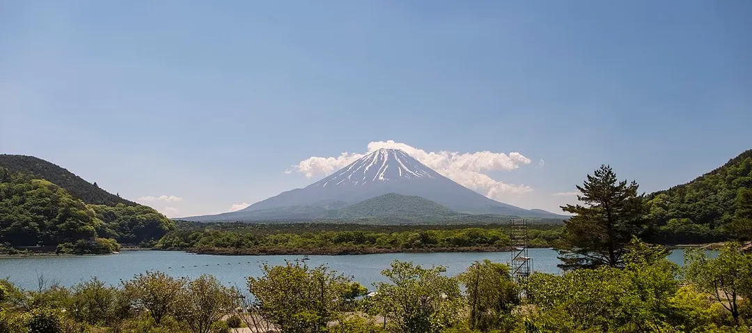 精進湖北岸から見る富士山と手前に重なる大室山(2019年5月撮影)