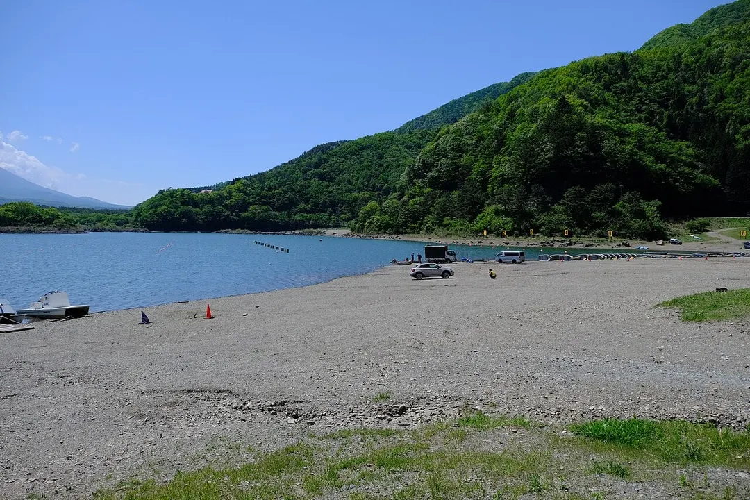 精進湖の他手合浜側の砂礫の岸と湖面(2019年5月撮影)