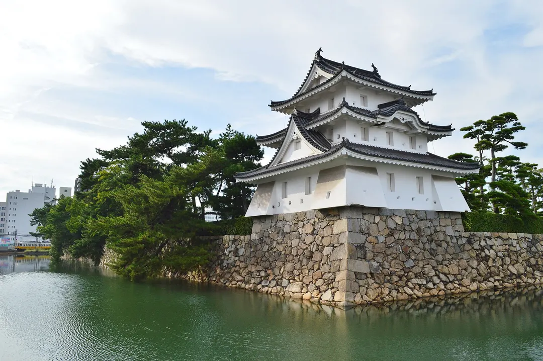 高松城跡 玉藻公園の艮櫓と石垣を写した実写写真