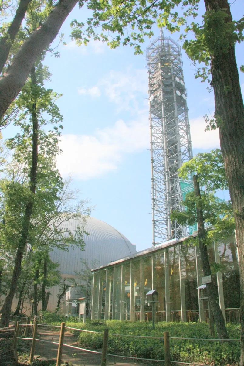 多摩六都科学館の植栽越しの外観(2013年4月撮影)