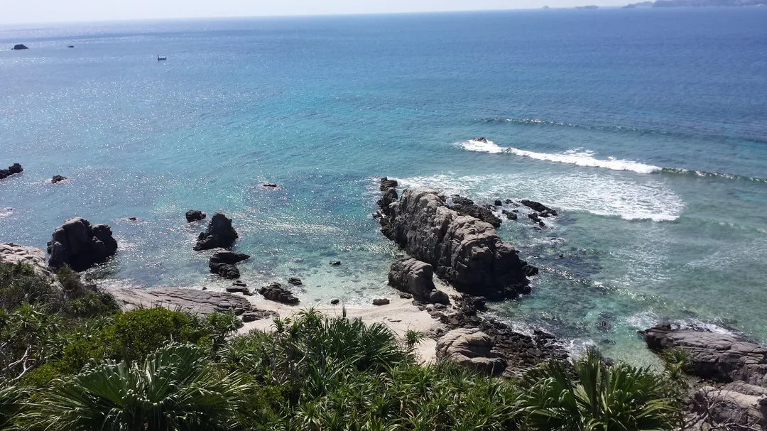 渡嘉敷島・クバンダキ展望台から阿波連西側の岩礁と青い海を見下ろした実写写真