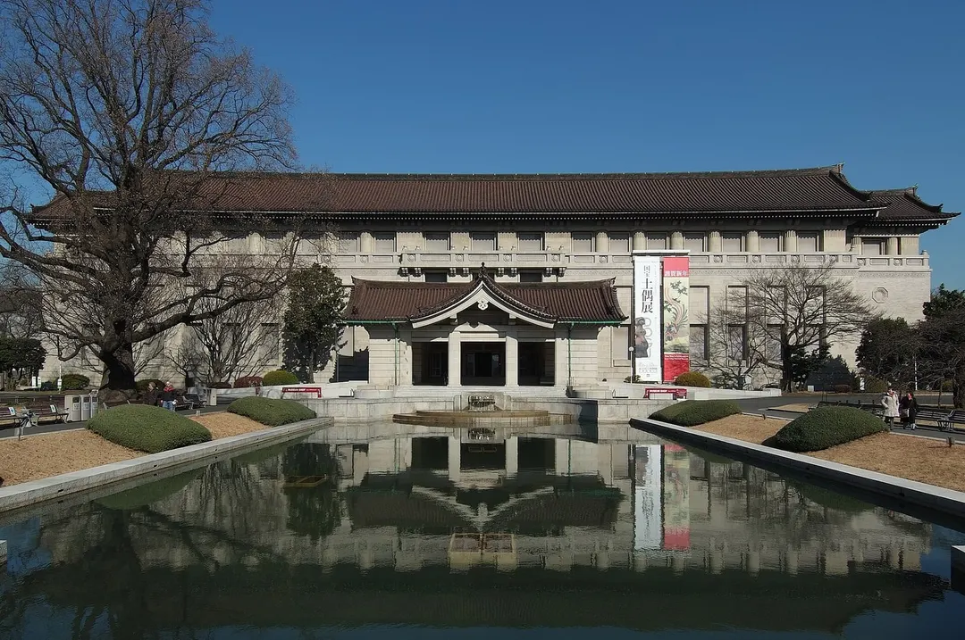 東京国立博物館の本館と前庭(2010年撮影)