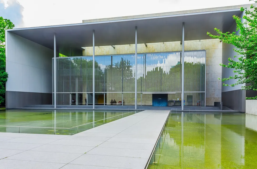 東京国立博物館の法隆寺宝物館と水盤(2012年6月撮影)