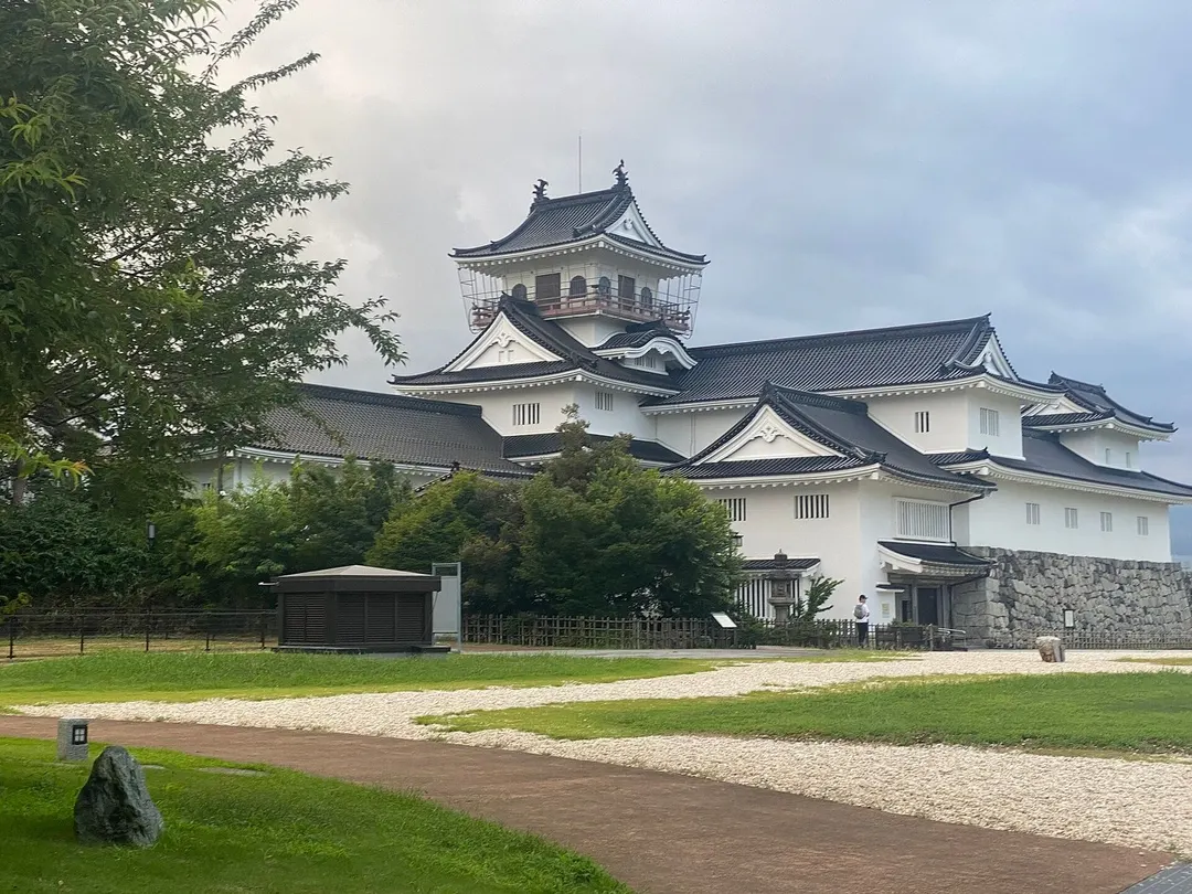 富山城の白い天守風建築と周囲の歩行空間を見た実写写真