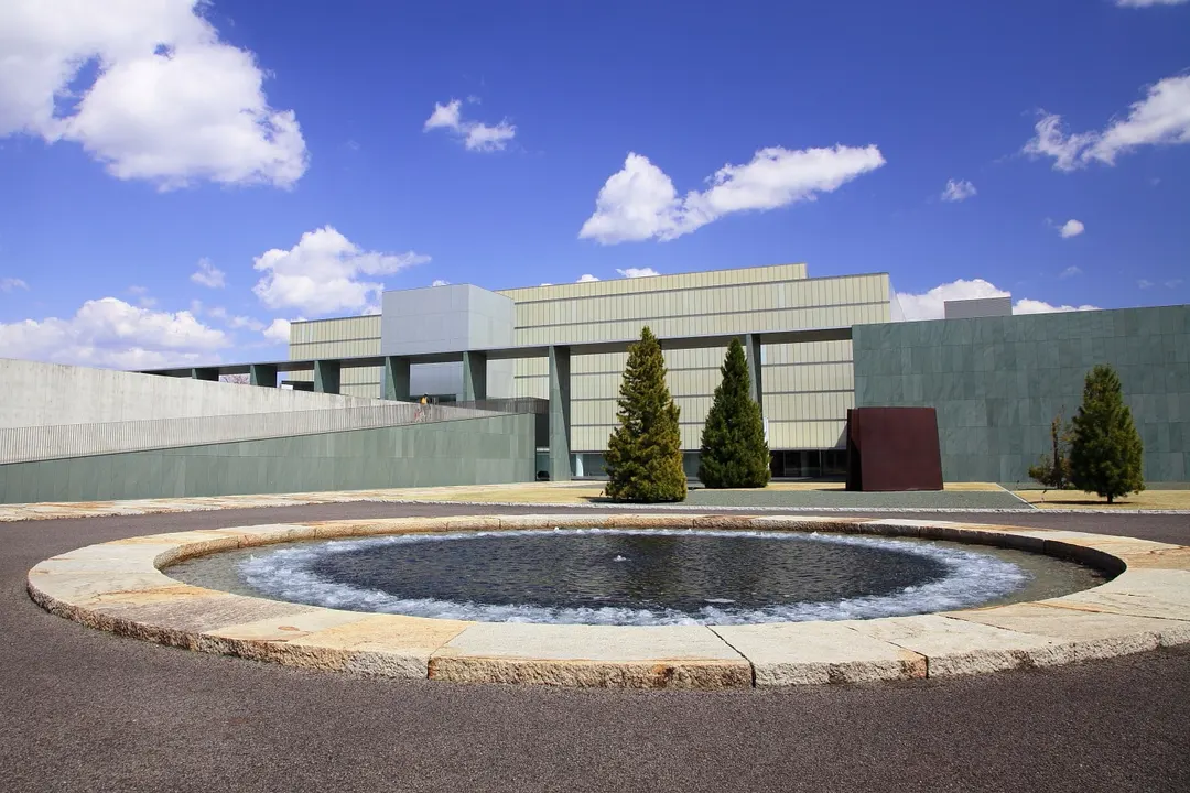 豊田市美術館の建物と水盤を正面から写した実写写真