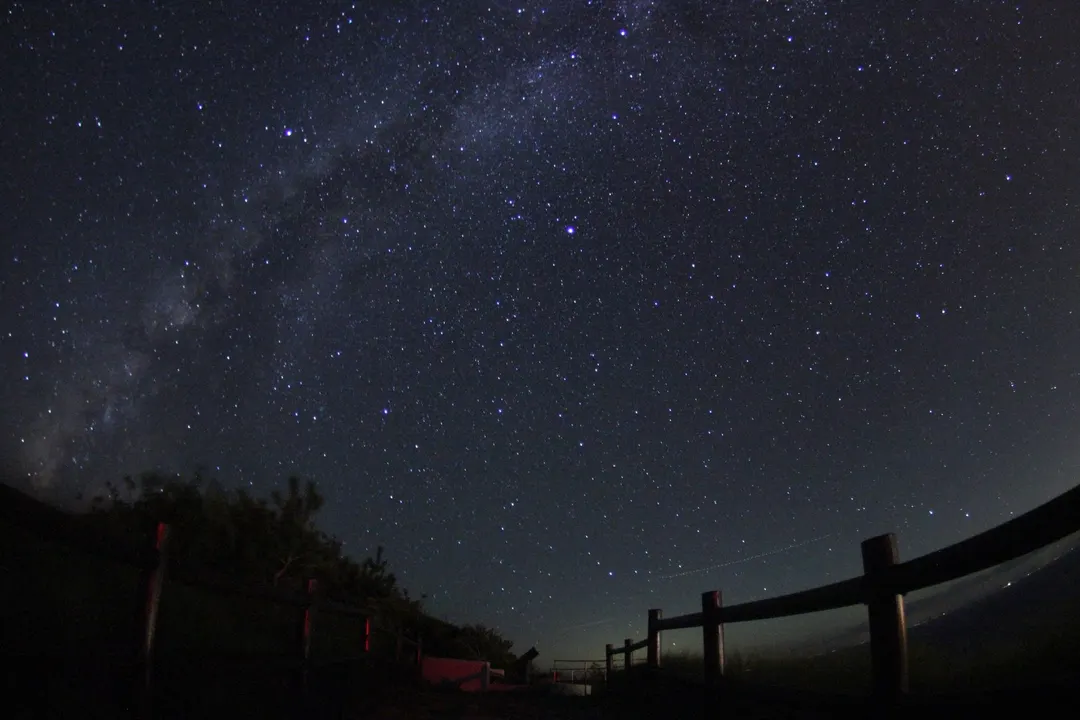 神津島の夜空に広がる星々と夏の大三角の実写写真(神津島観光協会提供)