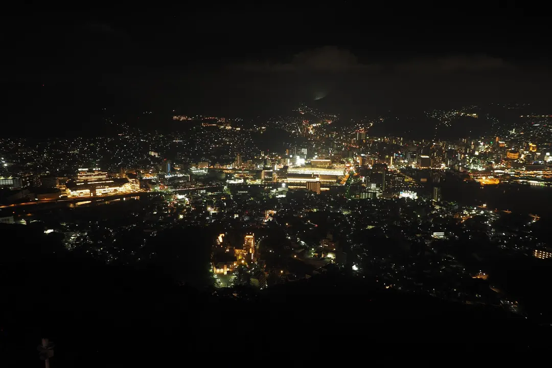 稲佐山から見た長崎駅周辺と市街地の夜景(2024年7月撮影)