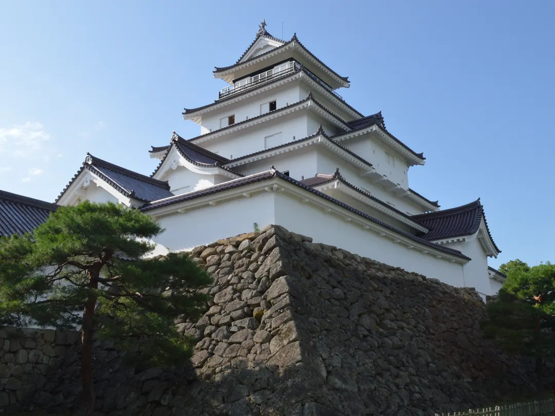 石垣の上に立つ鶴ヶ城の再建天守