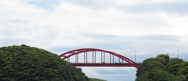 対馬の万関瀬戸に架かる赤い万関橋を遠景から写した実写写真