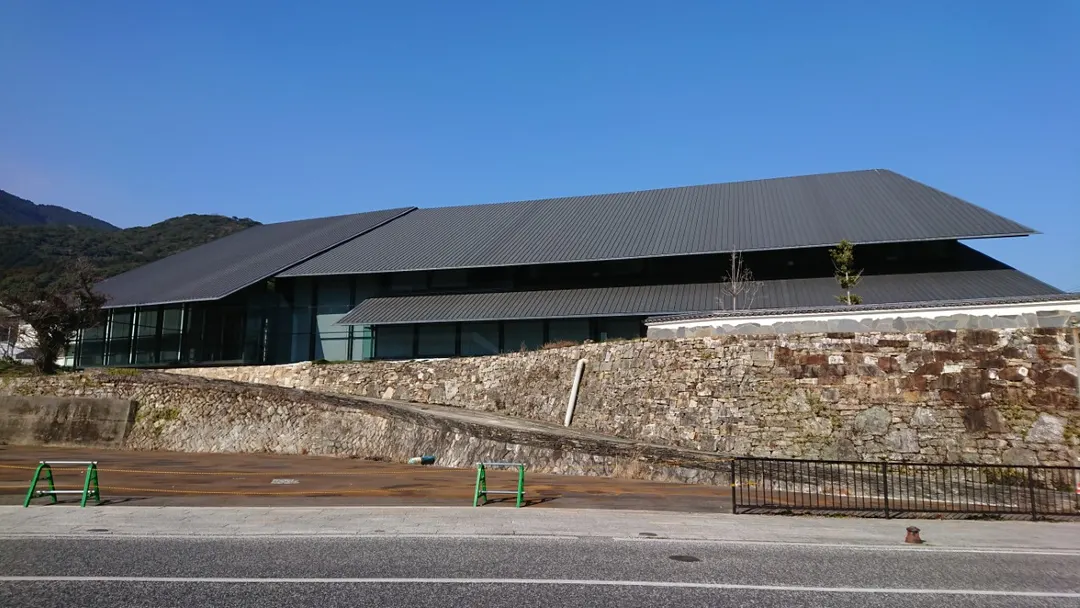 厳原市街地に建つ対馬博物館の外観を写した実写写真