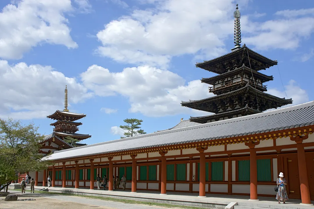 薬師寺の伽藍と東塔・西塔を広く見渡した実写写真