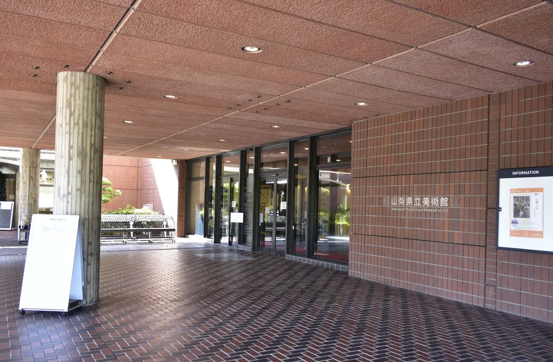 山梨県立美術館の入口とタイル張りの外壁(2023年10月撮影)