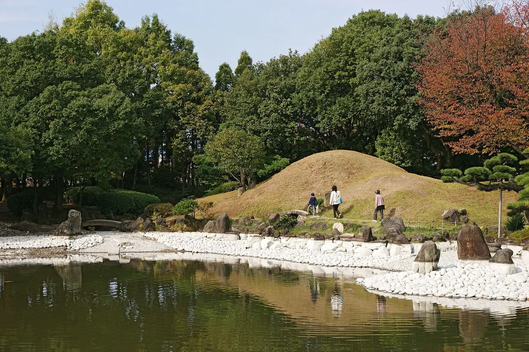 養浩館庭園の池と対岸の木々を眺める実写写真