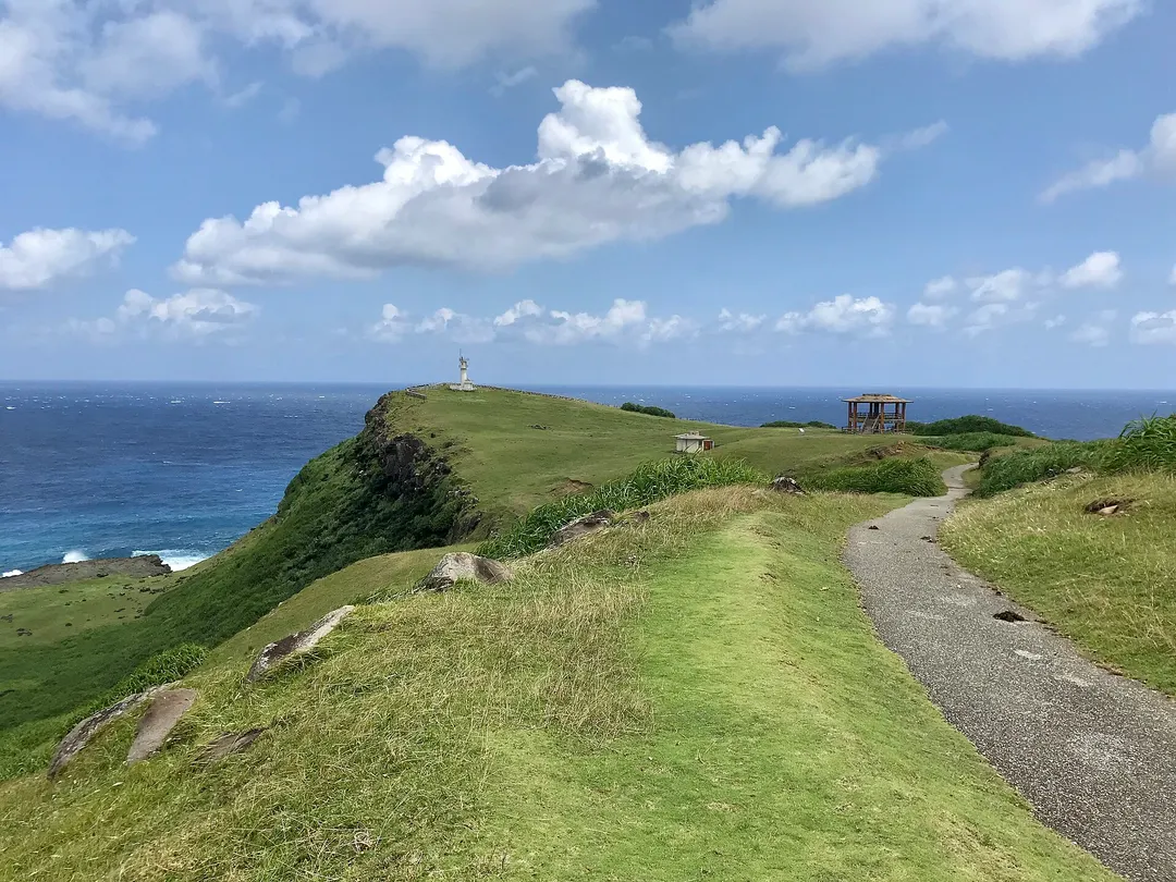 与那国島・東崎の断崖と岬の草原を写した実写写真