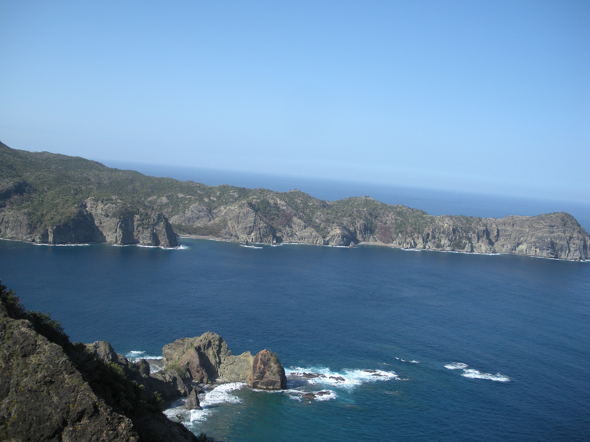 父島・長崎展望台から兄島と兄島瀬戸を見渡した実写写真