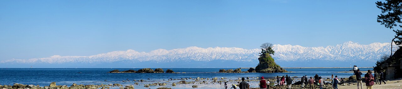 雨晴海岸の別アングルを確認できる実写写真 1