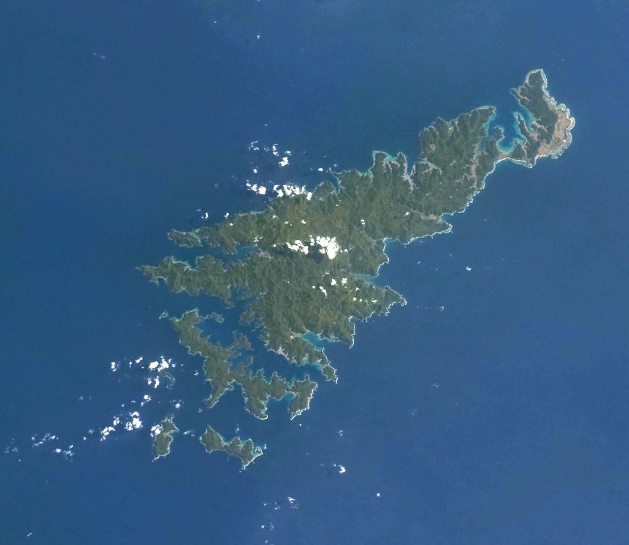 あやまる岬観光公園がある奄美大島周辺の航空写真 2