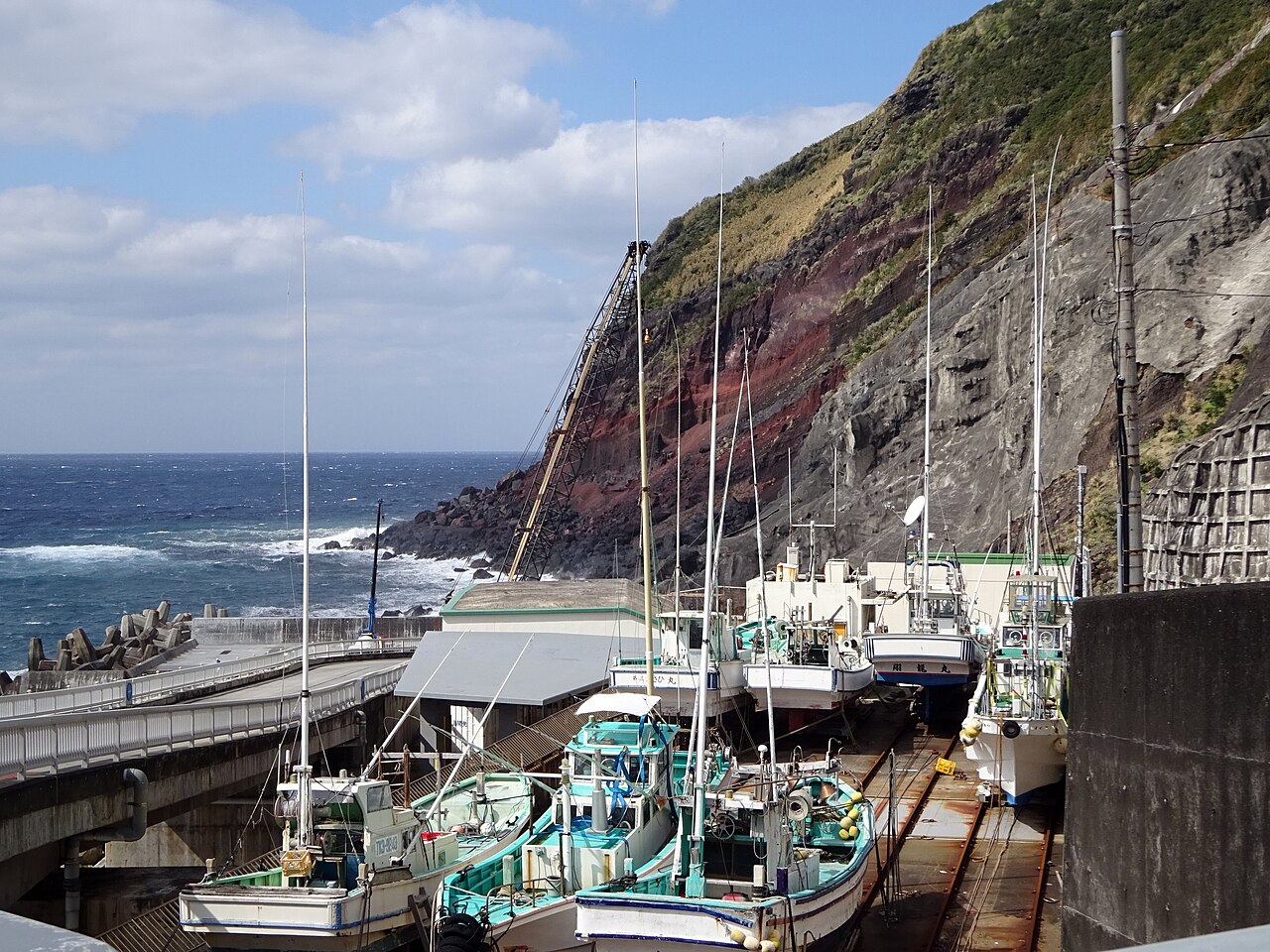 三宝港の船揚場で陸上保管される漁船を写した実写写真