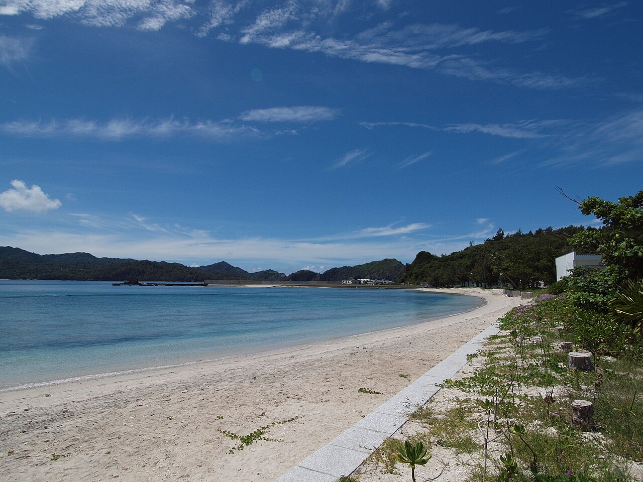 父島の大村海岸の砂浜と海を別方向から確認できる実写写真