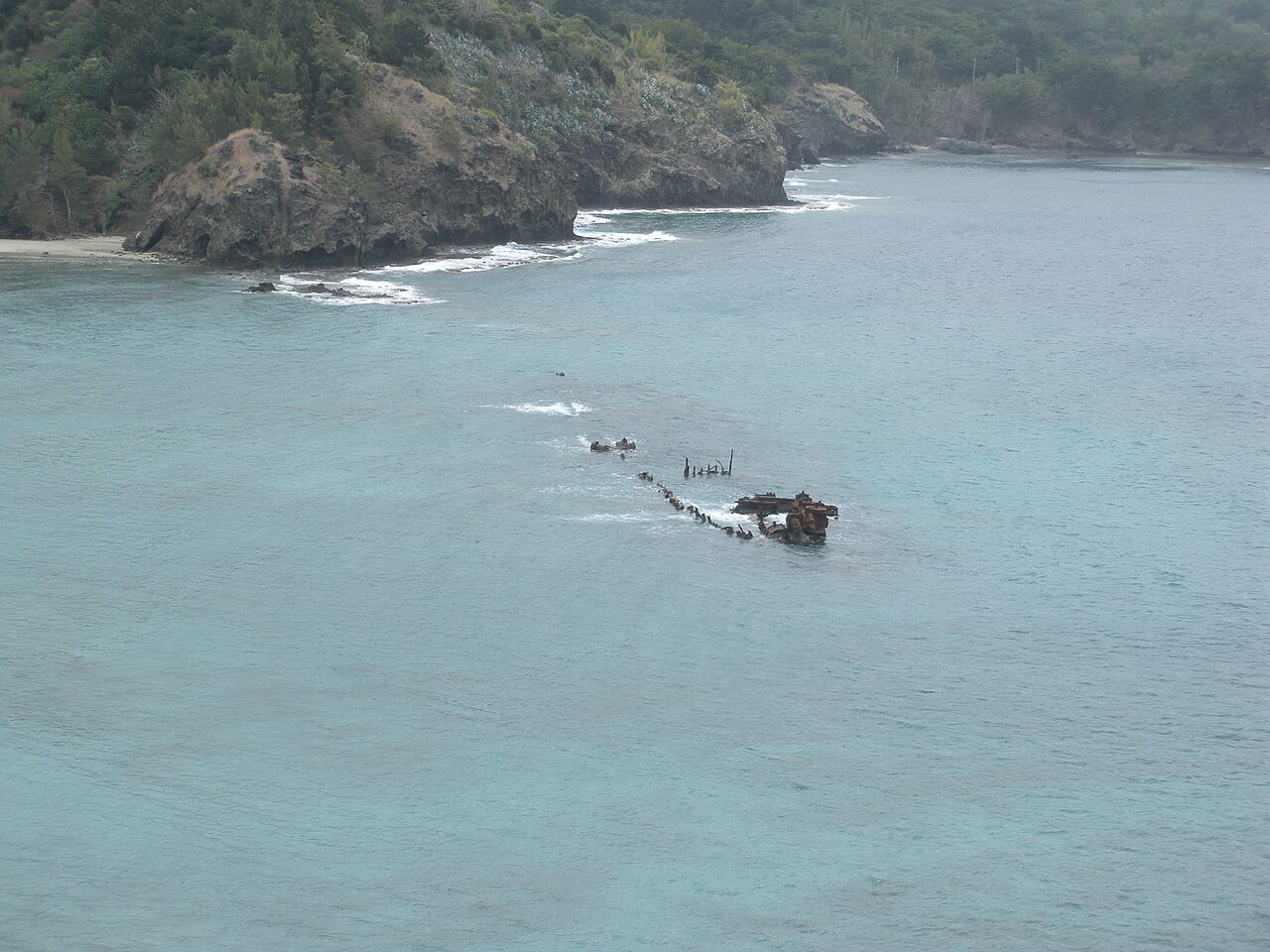 父島の境浦海岸沖に残る濱江丸を確認できる実写写真
